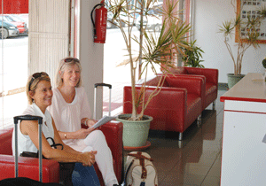 Rød sofa i reception