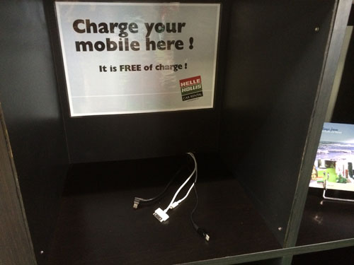 A partir de ahora podrás utilizar gratis los cargadores de teléfonos móviles que tenemos en la sala de espera de clientes, así no tendrás que preocuparte de cargarlo en el viaje, o de camino a recoger el coche.