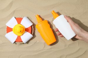 La protección solar es fundamental en los días de playa.