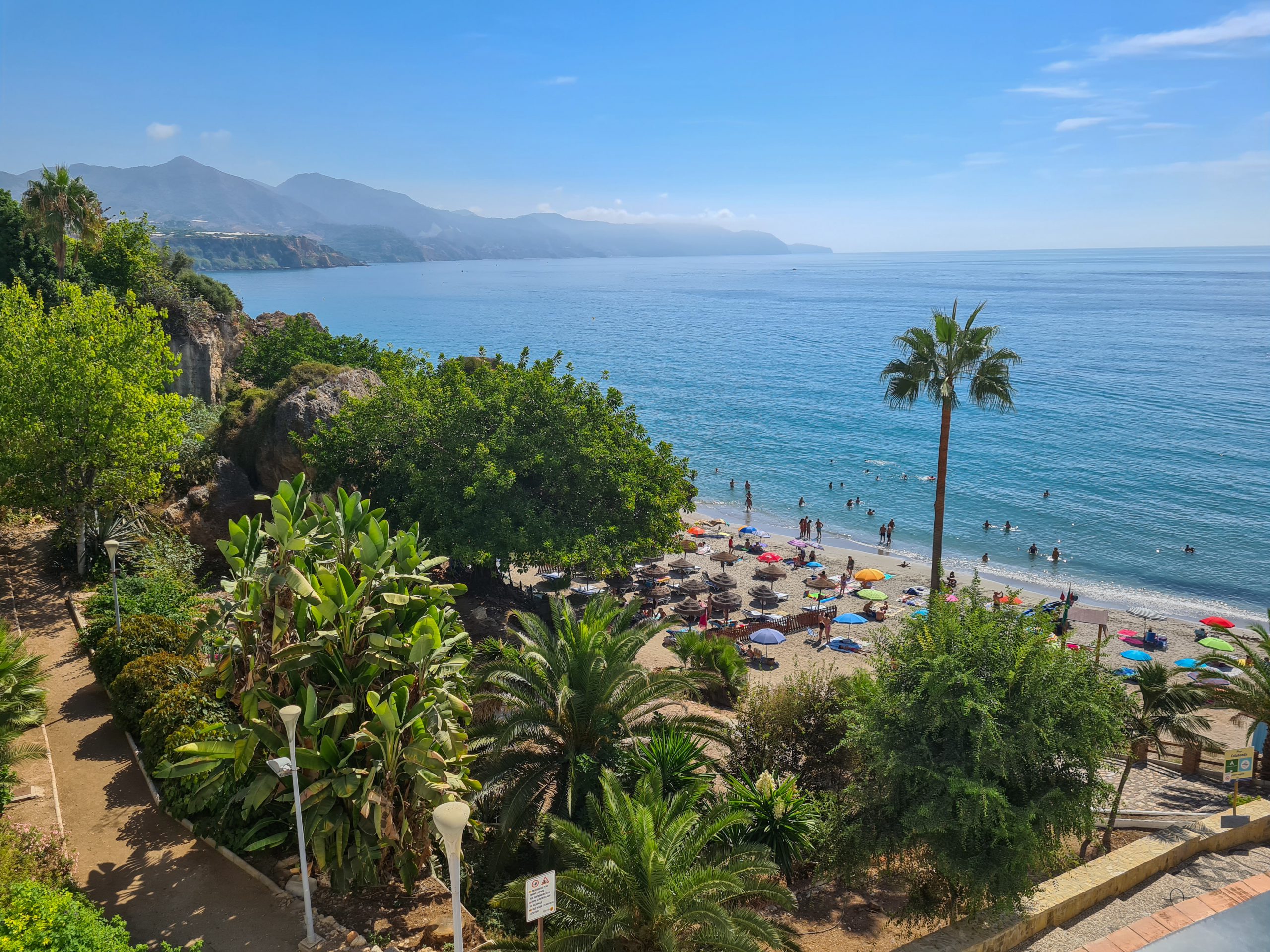 Playa en Nerja, Málaga en un día de verano