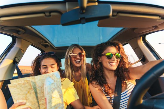 Amigas disfrutando de un trayecto en coche