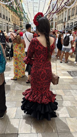 Mujer vestida de flamenca en la Feria de Día