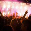 Publikum ved en koncert, der repræsenterer festivaler på Costa del Sol