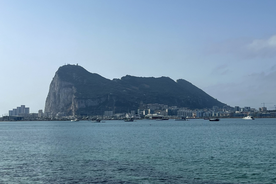 Vista panorámica del Peñn de Gibraltar desde el mar