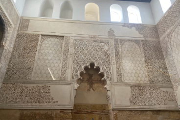 Synagoge von Córdoba: ein Mudéjar-Juwel im jüdischen Viertel Interieur der Synagoge von Córdoba mit Mudéjar-Bögen und kunstvoller Dekoration