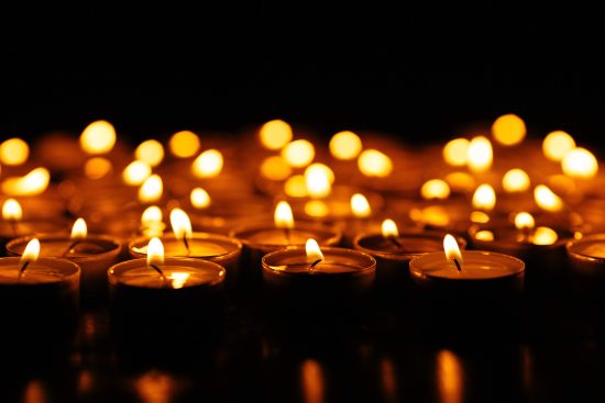 Velas encendidas creando una atmósfera cálida durante el concierto Candlelight en Málaga.