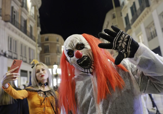 Personas disfrazadas celebrando Halloween en el centro de Málaga. Imagen de Diario SUR.