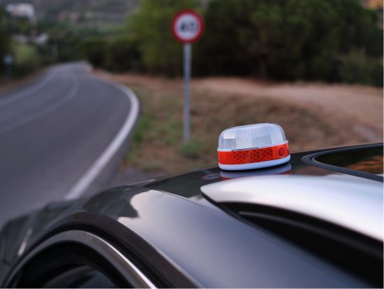 Luz de emergencia V16 en el techo del coche en España tras avería